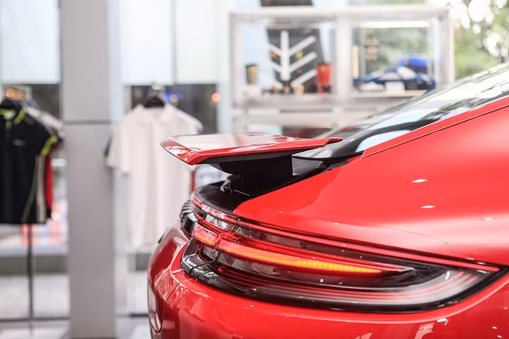 Cận cảnh Porsche Panamera đỏ hơn 6 tỷ đồng độc nhất tại Việt Nam