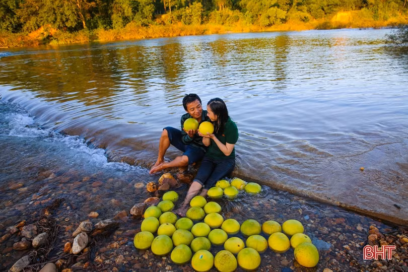 Xao xuyến bộ ảnh vợ chồng trẻ Hà Tĩnh “cõng” bưởi Phúc Trạch qua sông