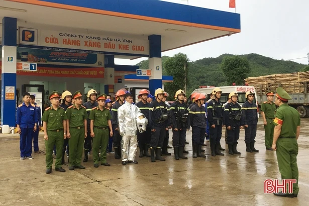 Diễn tập phương án cứu hỏa cửa hàng xăng dầu