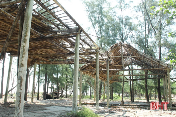 Nhếch nhác quán hàng tại bãi tắm Xuân Thành