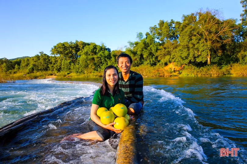 Xao xuyến bộ ảnh vợ chồng trẻ Hà Tĩnh “cõng” bưởi Phúc Trạch qua sông