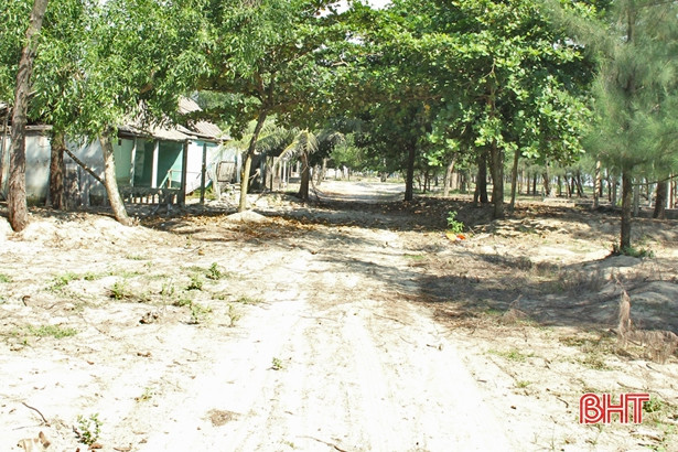 Nhếch nhác quán hàng tại bãi tắm Xuân Thành