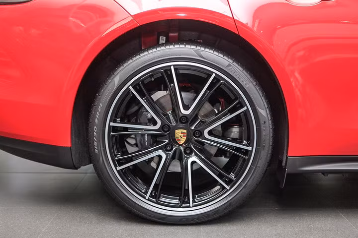 Cận cảnh Porsche Panamera đỏ hơn 6 tỷ đồng độc nhất tại Việt Nam