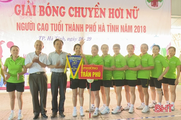 200 VĐV tham gia giải bóng chuyền Hội NCT thành phố Hà Tĩnh