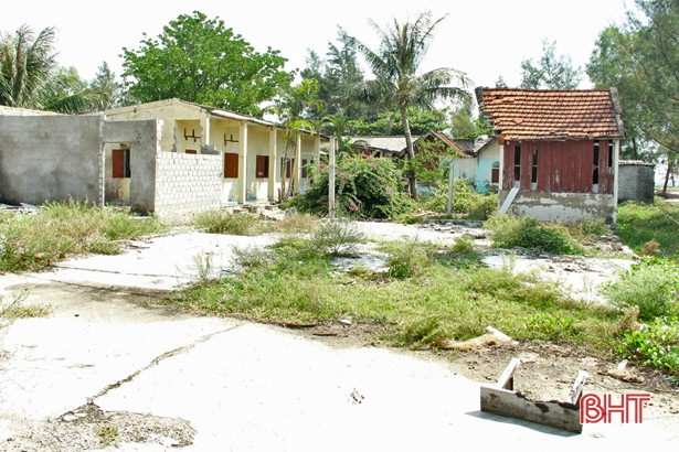 Nhếch nhác quán hàng tại bãi tắm Xuân Thành