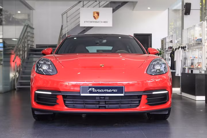 Cận cảnh Porsche Panamera đỏ hơn 6 tỷ đồng độc nhất tại Việt Nam