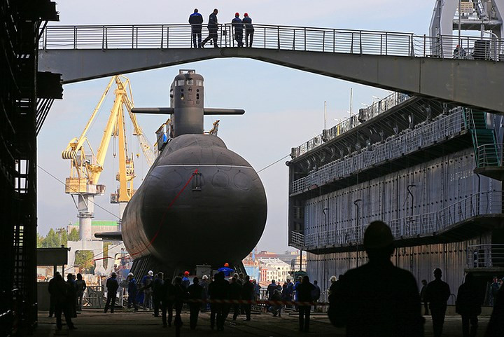 Cận cảnh tàu ngầm tàng hình “bóng ma trên biển” Kronshtadt của Nga