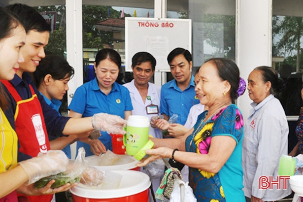 Mỗi tuần, hơn 500 bát cháo tình thương cho bệnh nhân nghèo Đức Thọ