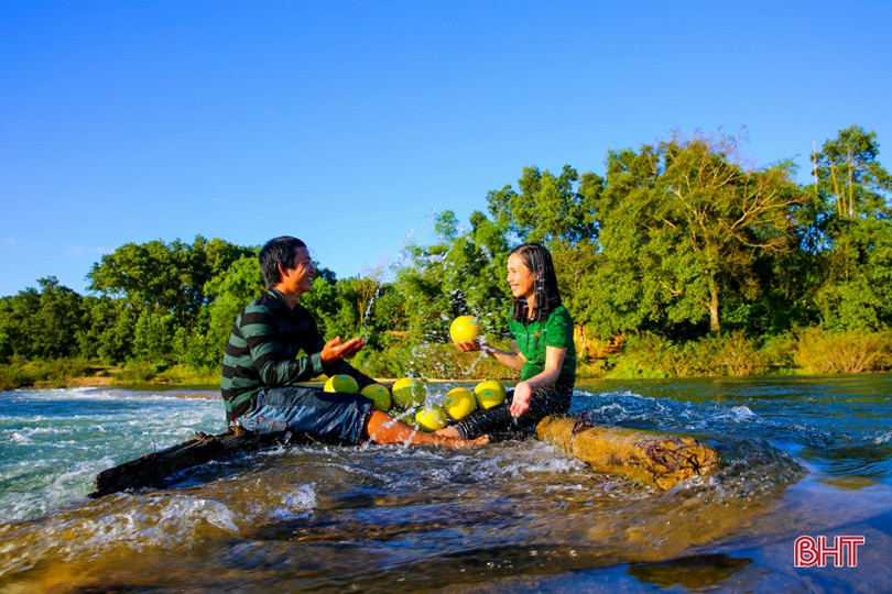 Xao xuyến bộ ảnh vợ chồng trẻ Hà Tĩnh “cõng” bưởi Phúc Trạch qua sông