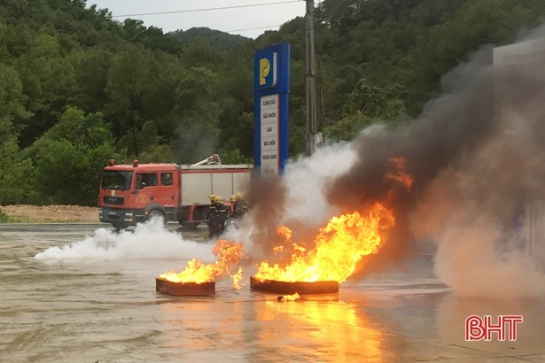 Diễn tập phương án cứu hỏa cửa hàng xăng dầu