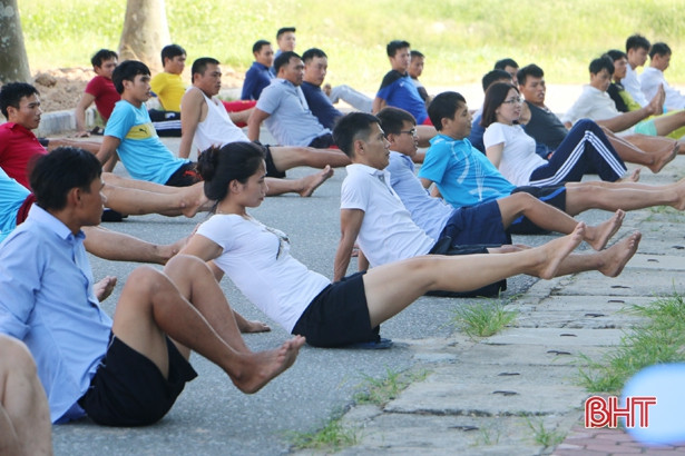 Hơn 100 học viên tập bơi cứu hộ, phòng chống đuối nước