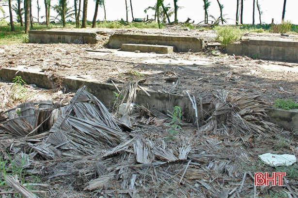 Nhếch nhác quán hàng tại bãi tắm Xuân Thành