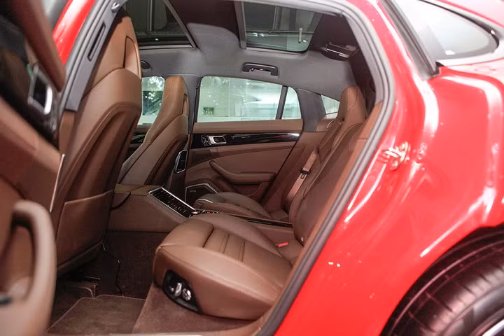 Cận cảnh Porsche Panamera đỏ hơn 6 tỷ đồng độc nhất tại Việt Nam