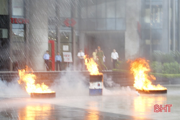 Diễn tập cứu hỏa, cứu nạn tại trung tâm thương mại lớn nhất Hà Tĩnh