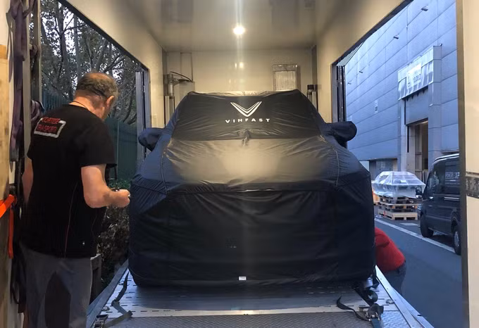 Xe VinFast lần đầu lộ diện tại Paris