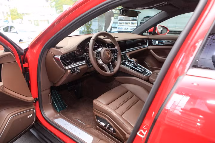 Cận cảnh Porsche Panamera đỏ hơn 6 tỷ đồng độc nhất tại Việt Nam