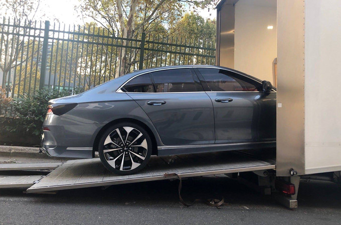 Xe VinFast lần đầu lộ diện tại Paris