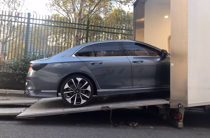 Xe VinFast lần đầu lộ diện tại Paris