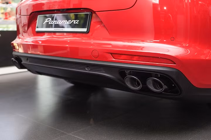 Cận cảnh Porsche Panamera đỏ hơn 6 tỷ đồng độc nhất tại Việt Nam