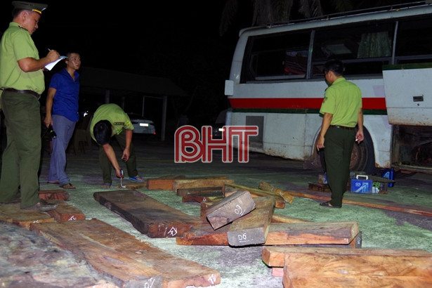 Hà Tĩnh bắt xe khách chở gỗ lậu, pháo nổ từ Quảng Trị ra Nghệ An