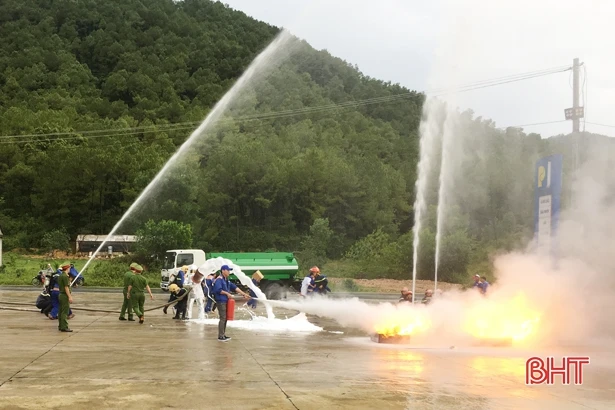 Diễn tập phương án cứu hỏa cửa hàng xăng dầu