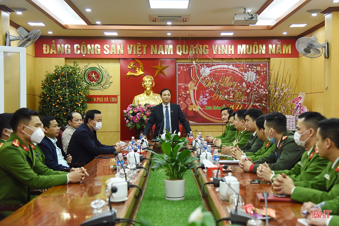 Bí thư Tỉnh ủy chúc mừng năm mới các cơ quan, đơn vị làm nhiệm vụ trực tết ảnh 4 Bí thư Tỉnh ủy chúc mừng năm mới các cơ quan, đơn vị làm nhiệm vụ trực tết