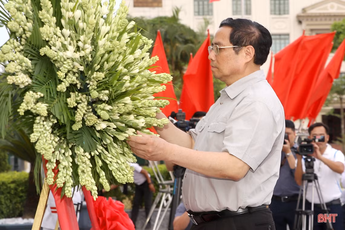 Thủ tướng Chính phủ Phạm Minh Chính dâng hương tại Khu lưu niệm Bác Hồ về thăm Hà Tĩnh
