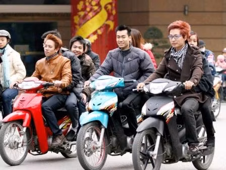 Thanh niên không đội mũ bảo hiểm, chở ba... khi tham gia giao thông. Ảnh internet Thanh niên không đội mũ bảo hiểm, chở ba... khi tham gia giao thông. Ảnh internet