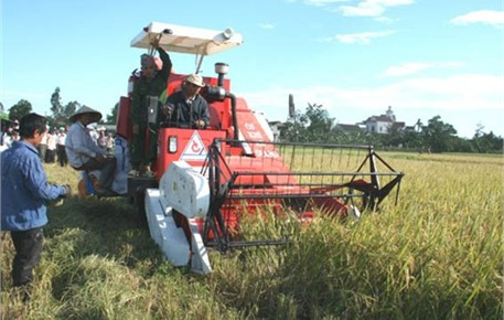 Máy đập liên hợp xuất hiện trên đồng đất Can Lộc. Ảnh : MT Máy đập liên hợp xuất hiện trên đồng đất Can Lộc. Ảnh : MT