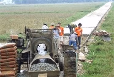 Xã Khánh Lộc tiếp tục thực hiện chủ trương đưa đường bê tông ra đồng, tạo điều kiện thuận lợi cho việc cơ giới hoá sản xuất