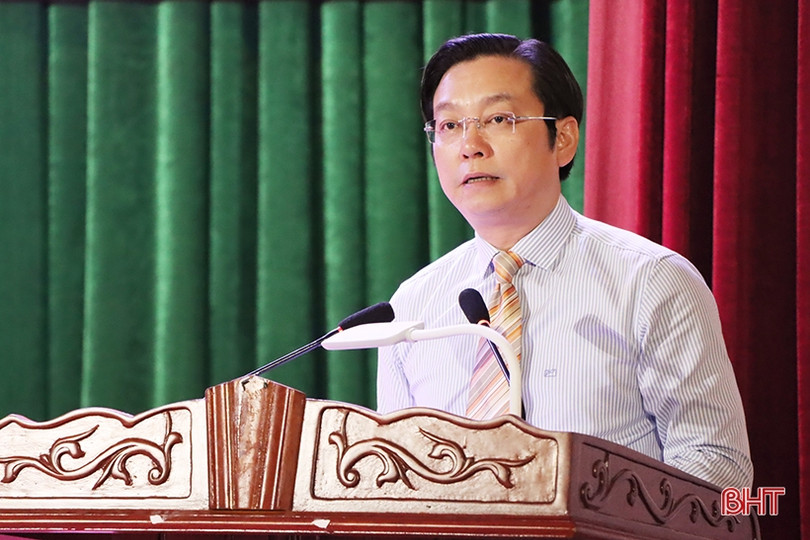 Cẩm Xuyên trao tặng Huy hiệu Đảng cho 140 đảng viên