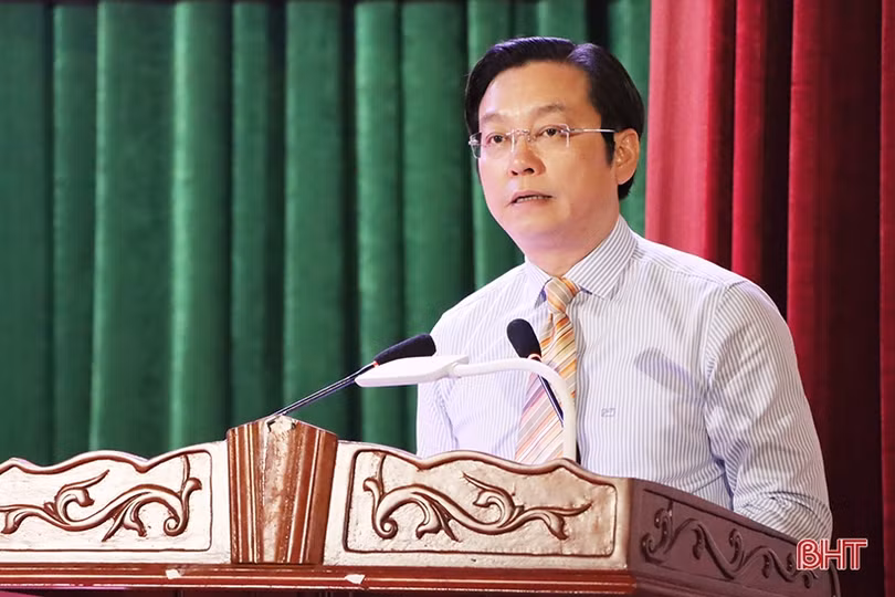 Cẩm Xuyên trao tặng Huy hiệu Đảng cho 140 đảng viên