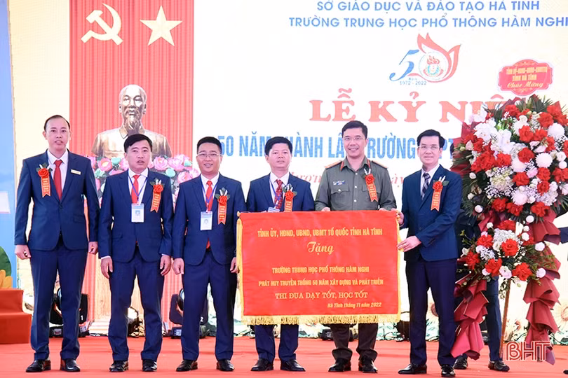 Lãnh đạo tỉnh Hà Tĩnh dự lễ kỷ niệm thành lập các trường THPT