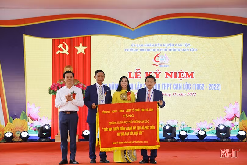 Lãnh đạo tỉnh Hà Tĩnh dự lễ kỷ niệm thành lập các trường THPT