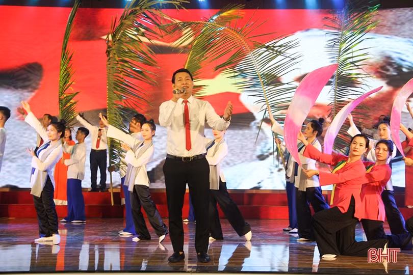 Khai mạc Liên hoan Tiếng hát giáo viên ngành GD&ĐT Hà Tĩnh