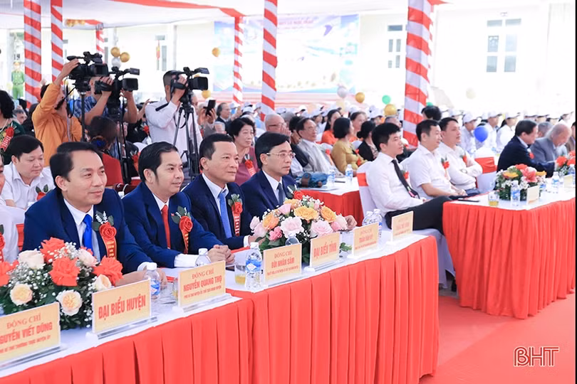 Lãnh đạo tỉnh Hà Tĩnh dự lễ kỷ niệm thành lập các trường THPT