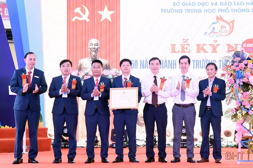 Lãnh đạo tỉnh Hà Tĩnh dự lễ kỷ niệm thành lập các trường THPT