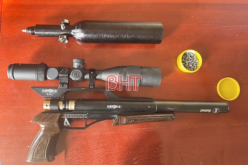 Hương Sơn: Khám nhà đối tượng tàng trữ trái phép ma túy, thu thêm 1 khẩu súng tự chế