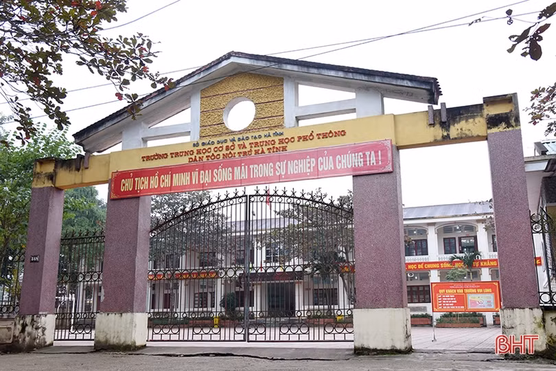 Nơi trường là nhà, thầy cô là cha mẹ