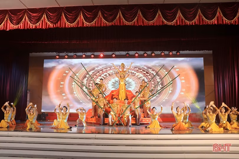 Khai mạc Liên hoan Tiếng hát giáo viên ngành GD&ĐT Hà Tĩnh