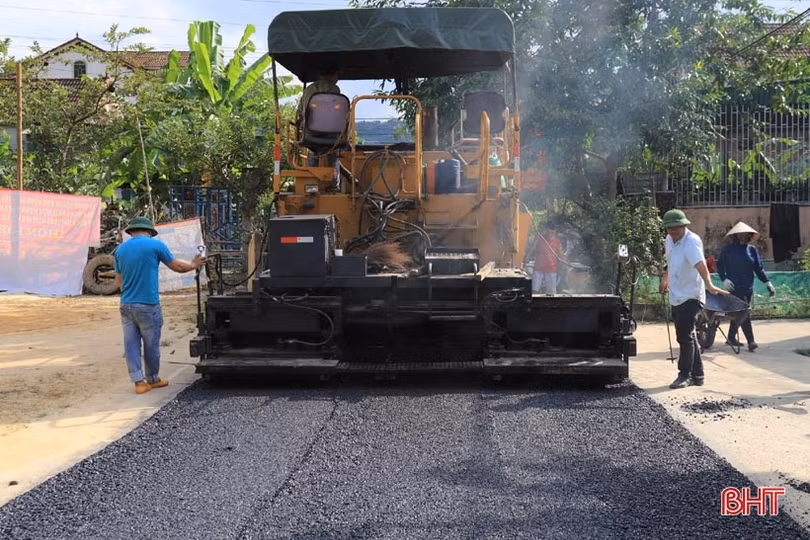 Hơn 1,3 tỷ đồng thảm nhựa đường giao thông ở thị trấn biên giới Hà Tĩnh