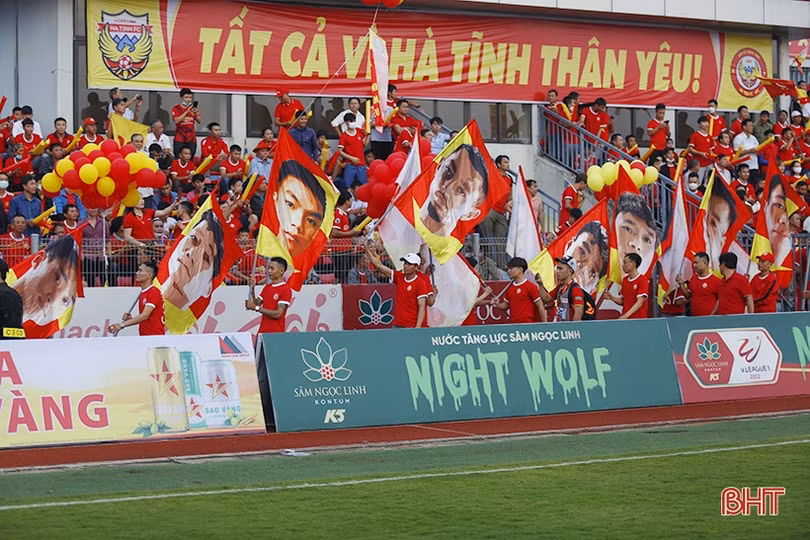 Hàng nghìn cổ động viên phủ đỏ sân Hà Tĩnh, tiếp lửa cho đội nhà