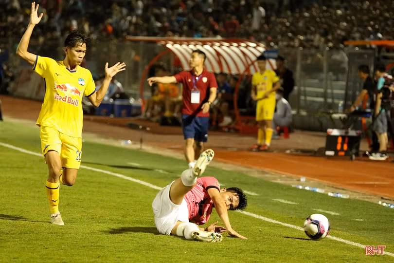 Hồng Lĩnh Hà Tĩnh vẫn chưa tạo ra bước ngoặt trong cuộc đua trụ hạng