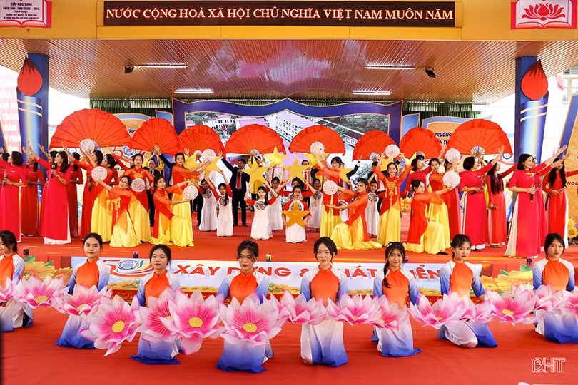 Lãnh đạo tỉnh Hà Tĩnh dự lễ kỷ niệm thành lập các trường THPT