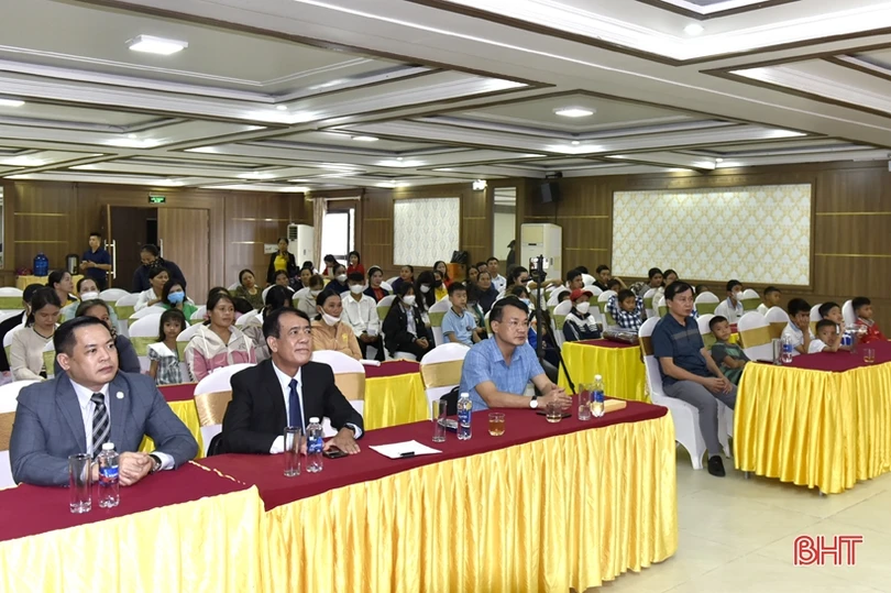 Trao học bổng cho 25 học sinh nghèo học giỏi trên địa bàn Hà Tĩnh