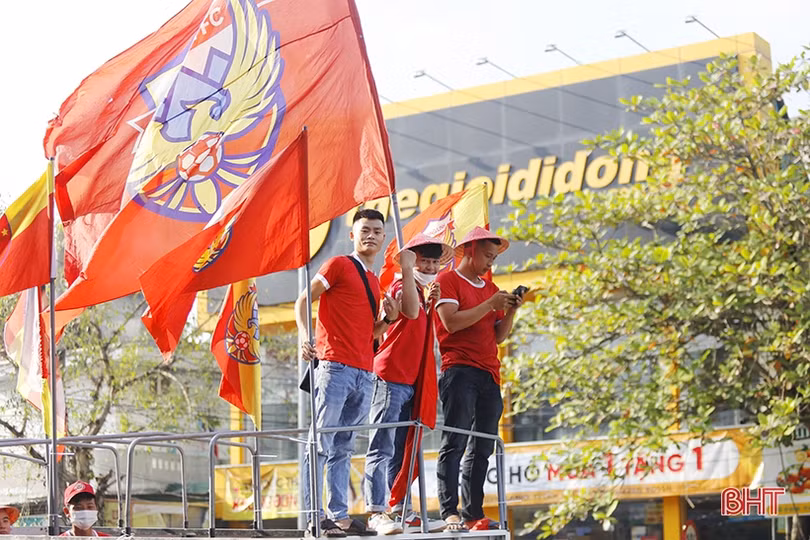 Hàng nghìn cổ động viên phủ đỏ sân Hà Tĩnh, tiếp lửa cho đội nhà