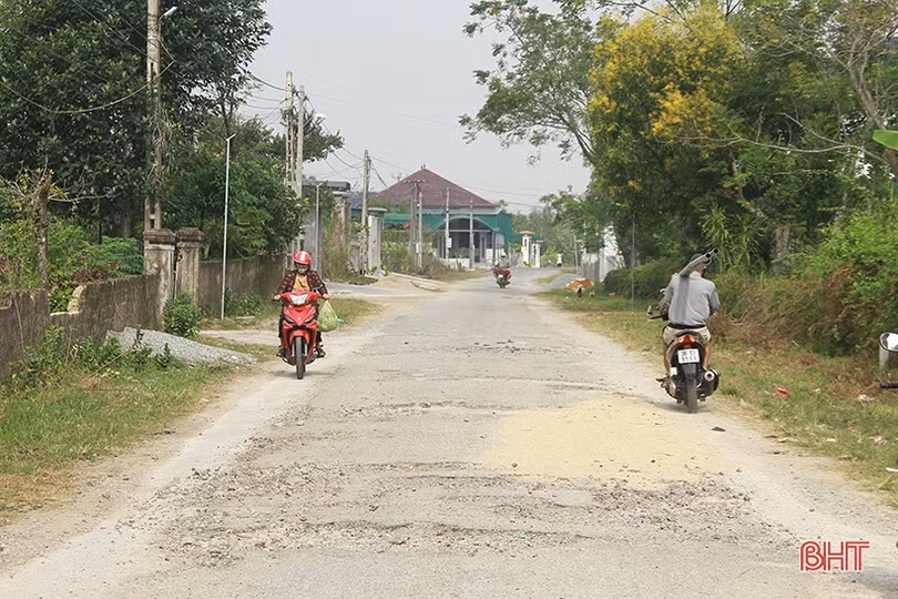 Chi chít “ổ voi, ổ gà” trên tuyến đường ở xã ven biển Hà Tĩnh