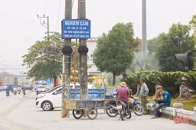 Xe tùy tiện đón, trả khách trước khu vực tượng đài Xô Viết Nghệ Tĩnh