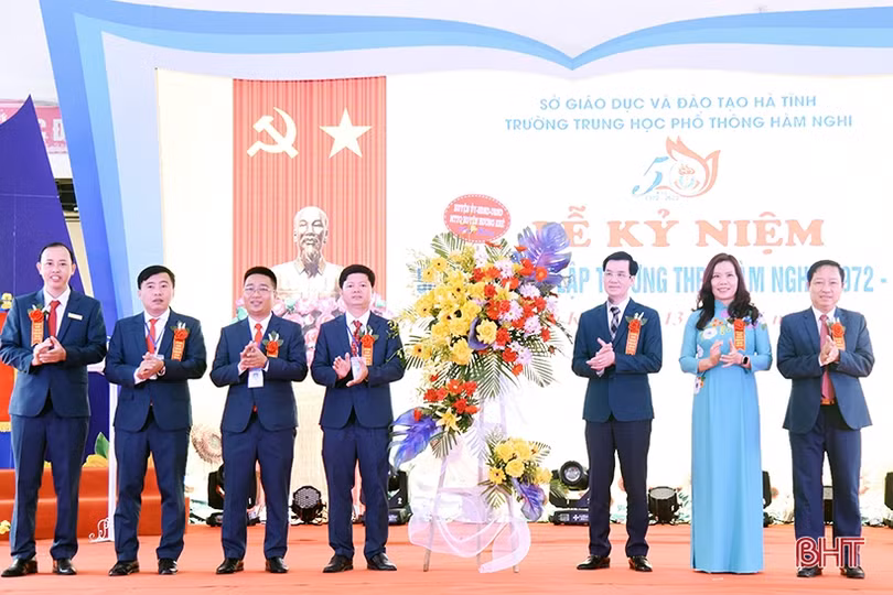 Lãnh đạo tỉnh Hà Tĩnh dự lễ kỷ niệm thành lập các trường THPT