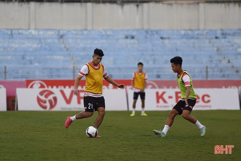U21 Hồng Lĩnh Hà Tĩnh: Có ngoại binh lò Barcelona, nhiều gương mặt tuyển trẻ Việt Nam